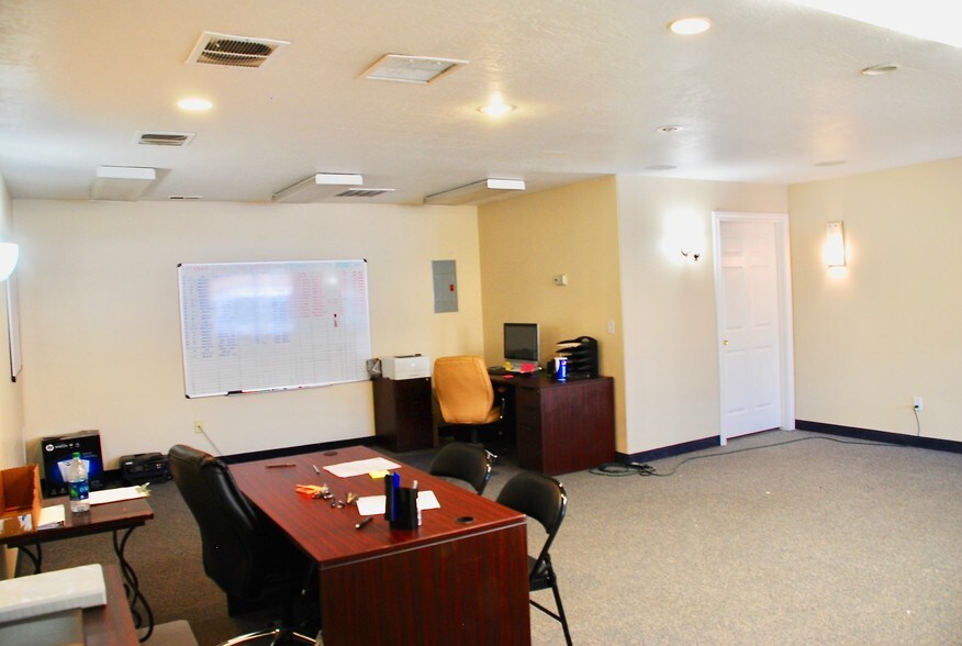 More Photos Of 1455-1463 W Center St, Orem Showroom For Lease