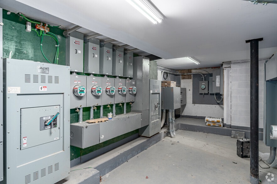 More Photos Of 40-16 National St, Corona Storefront For Lease