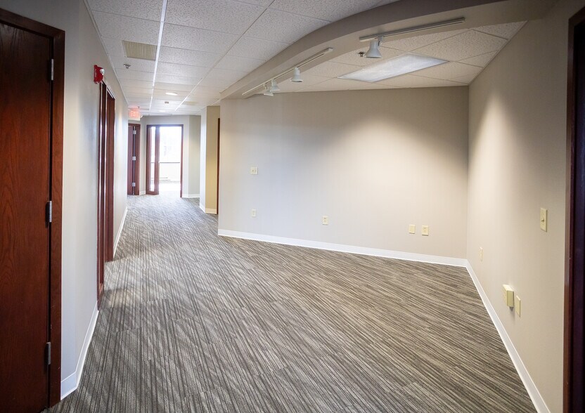 More Photos Of 19105 W Capitol Dr, Brookfield Medical For Lease