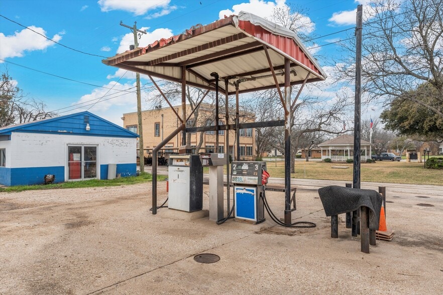 More Photos Of 201 W Oak St, West Service Station For Sale