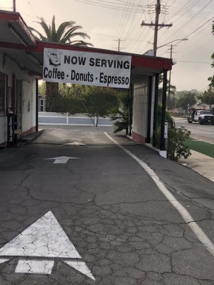 More Photos Of 4420 W Magnolia Blvd, Burbank Convenience Store For Lease