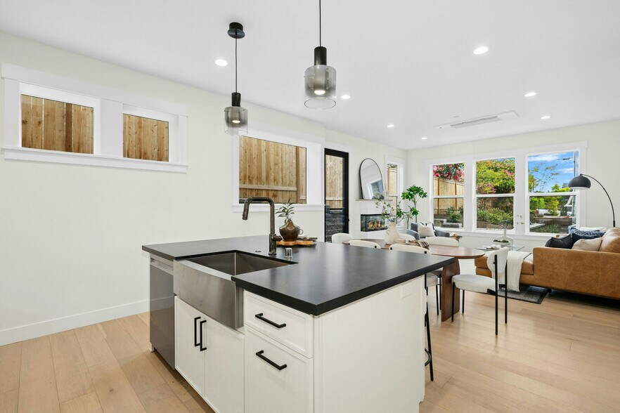 More Photos Of 636 11th Ave, Kirkland Apartments For Sale