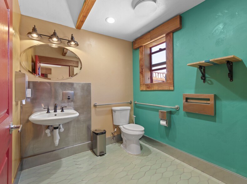 More Photos Of 1637 Del Monte Blvd, Seaside Storefront For Sale