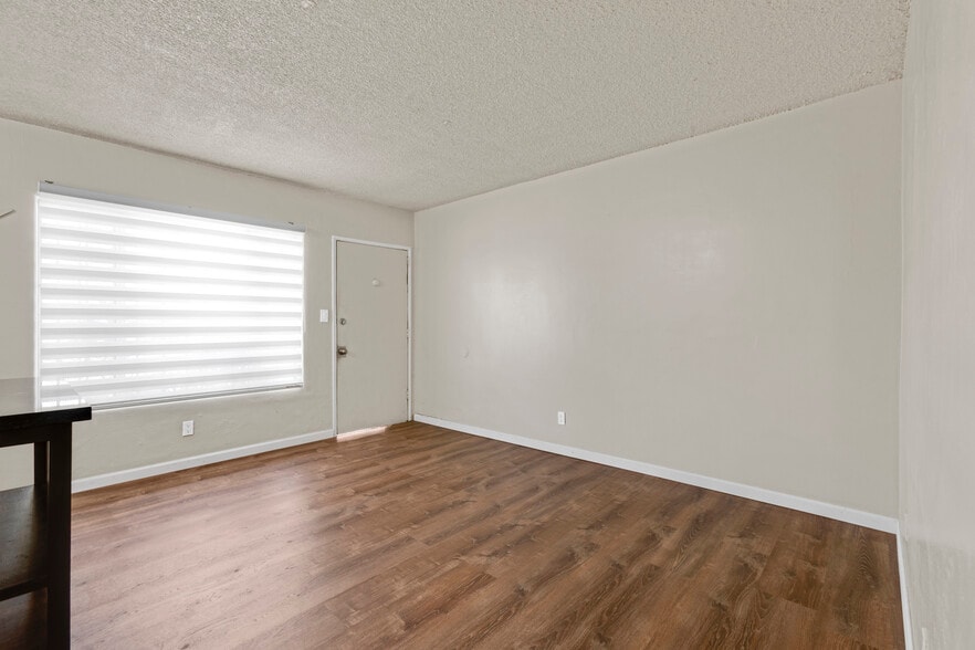 More Photos Of 1143 W 28th St, Los Angeles Multifamily For Sale