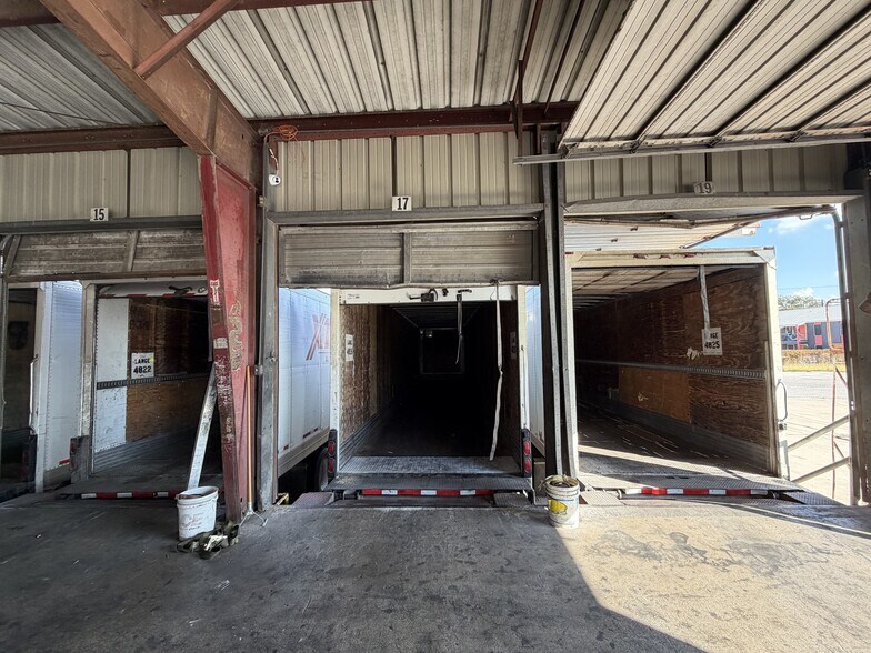 More Photos Of 2026 W Malone Ave, San Antonio Warehouse For Lease