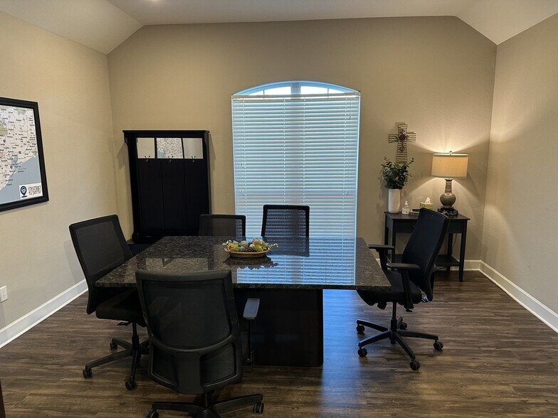 More Photos Of 5155 W Davis St, Conroe Office For Lease