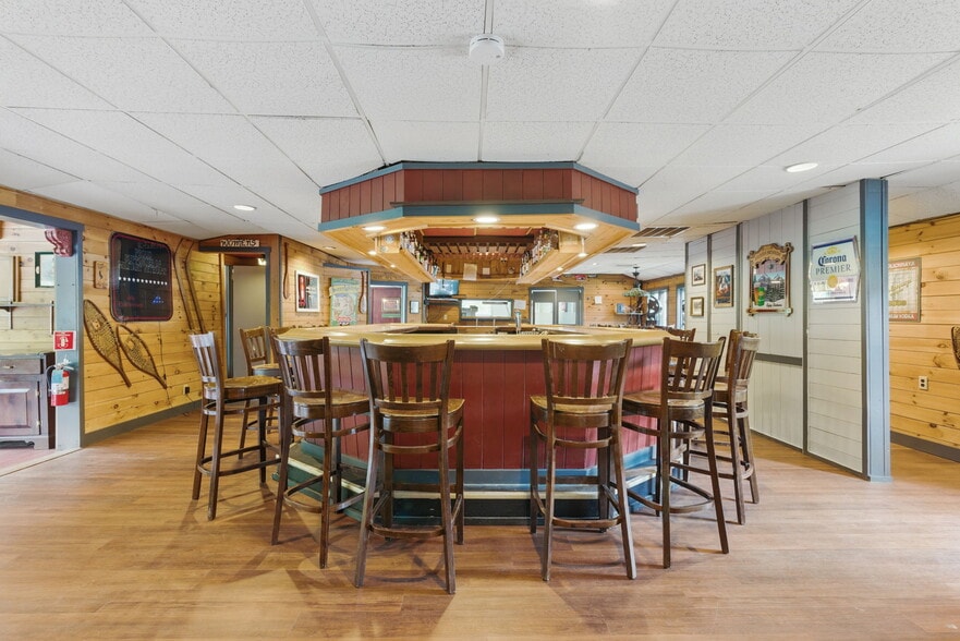 More Photos Of 200 Worthington Rd, Huntington Restaurant For Sale