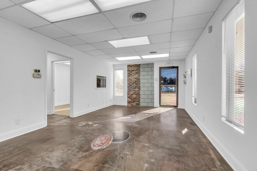 More Photos Of 1133 W Main St, Arlington Warehouse For Lease