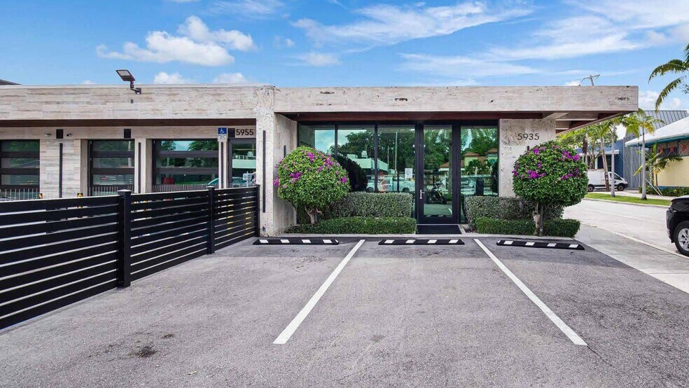 More Photos Of 5935 NE 2nd Ave, Miami Storefront Retail Office For Lease