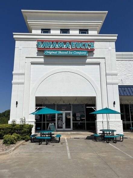 More Photos Of 1444-1468 N Kelly Dr, Edmond Storefront Retail Office For Sale
