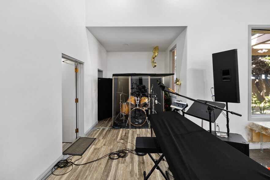 More Photos Of 375 S K St, Oxnard Religious Facility For Sale