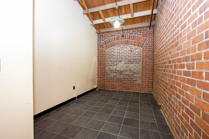 More Photos Of 160 S Columbus St, Wooster Warehouse For Lease