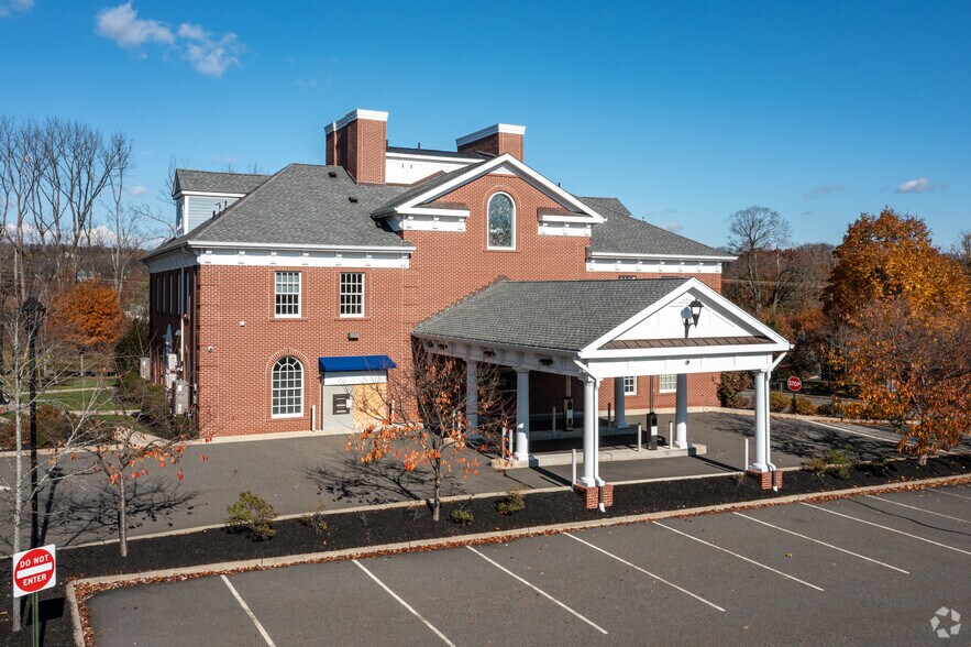 Primary Photo Of 178 Center St, Clinton Township Medical For Lease