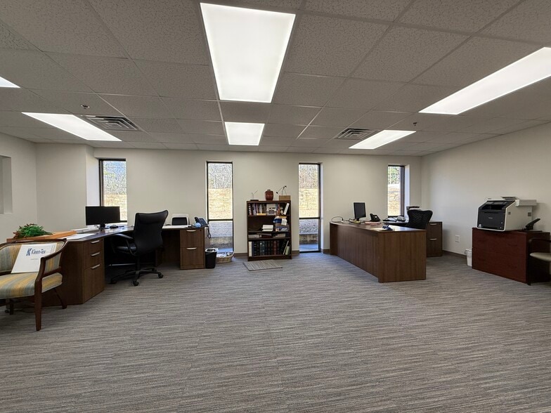 More Photos Of 210 E Lukken Industrial Dr, Lagrange Manufacturing For Lease