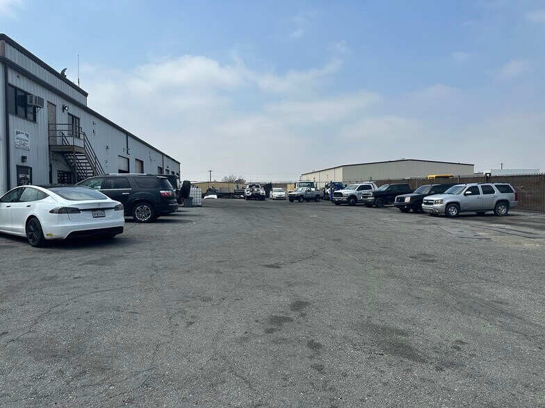 More Photos Of 15176 Whittram Ave, Fontana Service For Lease