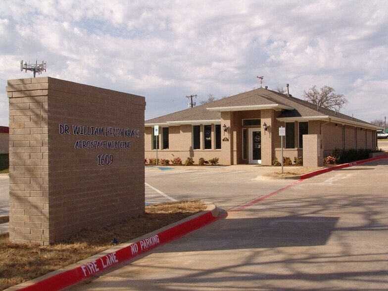 More Photos Of 1609 Circle Ln, Bedford Medical For Sale