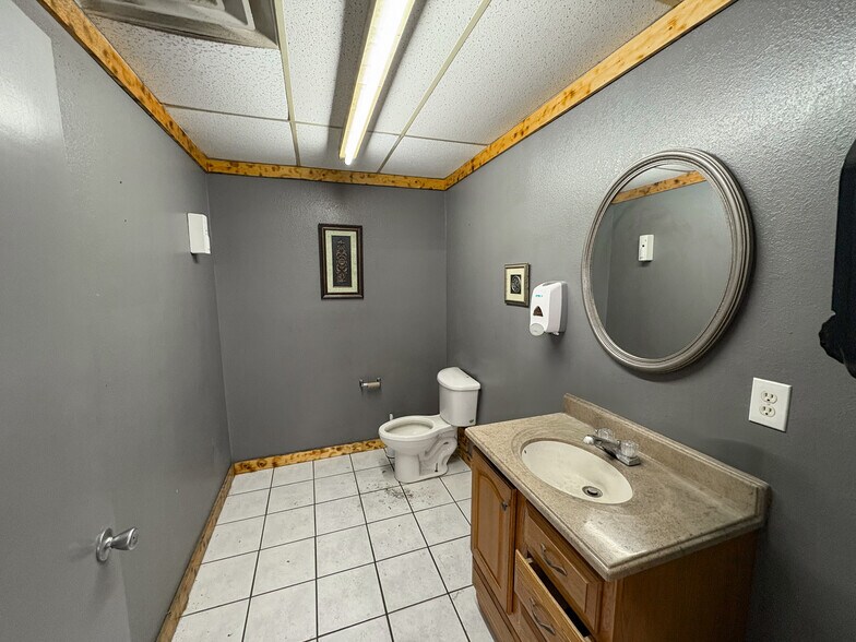 More Photos Of 200 N Pine St, Kermit Industrial For Sale