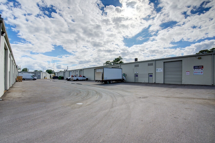 More Photos Of 5121 Bowden Rd, Jacksonville Light Manufacturing For Lease