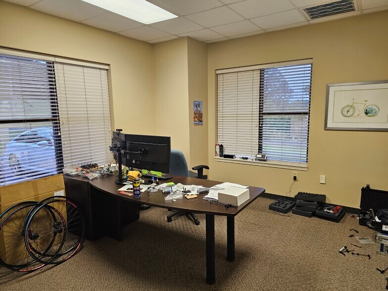 More Photos Of 1105 Old Buncombe Rd, Greenville Flex For Lease