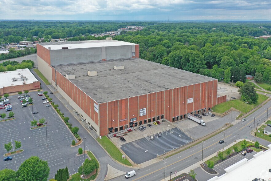 More Photos Of 2801 Lawndale Dr, Greensboro Distribution For Lease