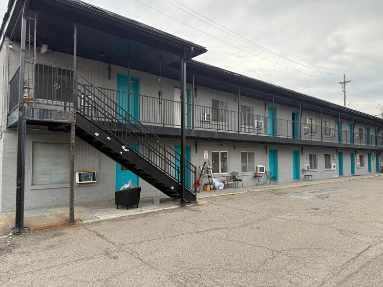 More Photos Of 111 W 12 Mile Rd, Royal Oak Hotel For Sale