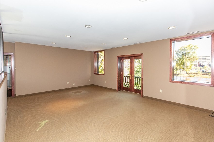 More Photos Of 2040 N Ferry St, Anoka Office For Sale