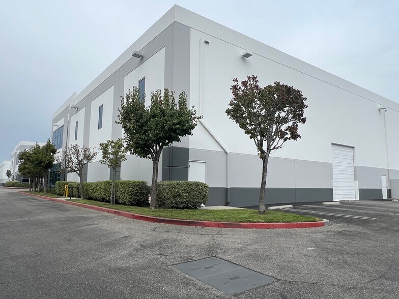 More Photos Of 7595 N San Fernando Rd, Burbank Warehouse For Lease