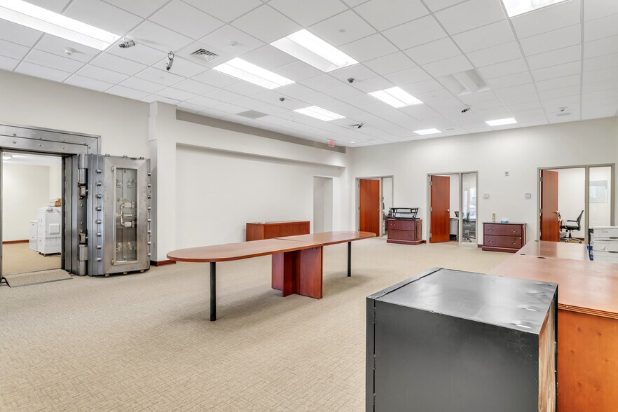 More Photos Of 85 Elm St, West Springfield Storefront Retail Office For Lease