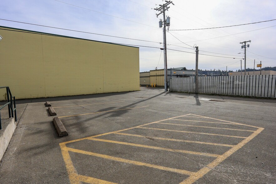 More Photos Of 137 Hall Ave, Coos Bay Office For Sale