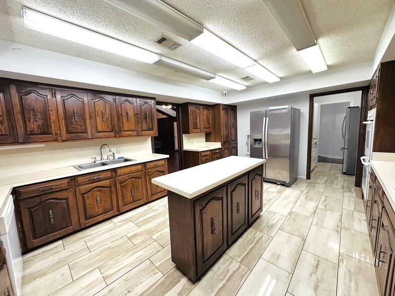 More Photos Of 722 E Wheatland Rd, Duncanville Office For Sale