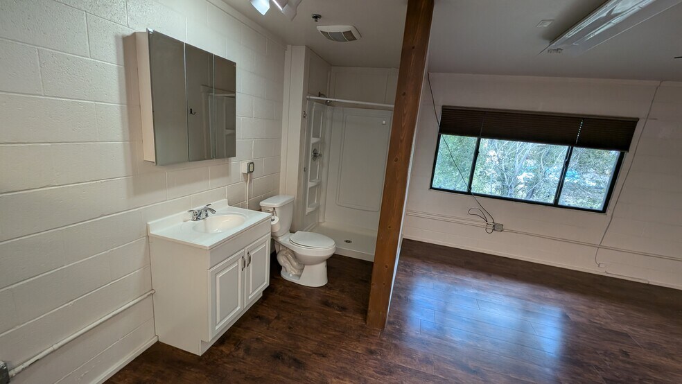 More Photos Of 3111 N Caden Ct, Flagstaff Showroom For Lease