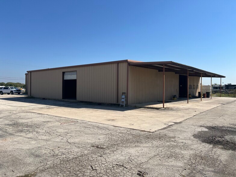 More Photos Of 5858 Bicentennial St, San Antonio Service For Lease
