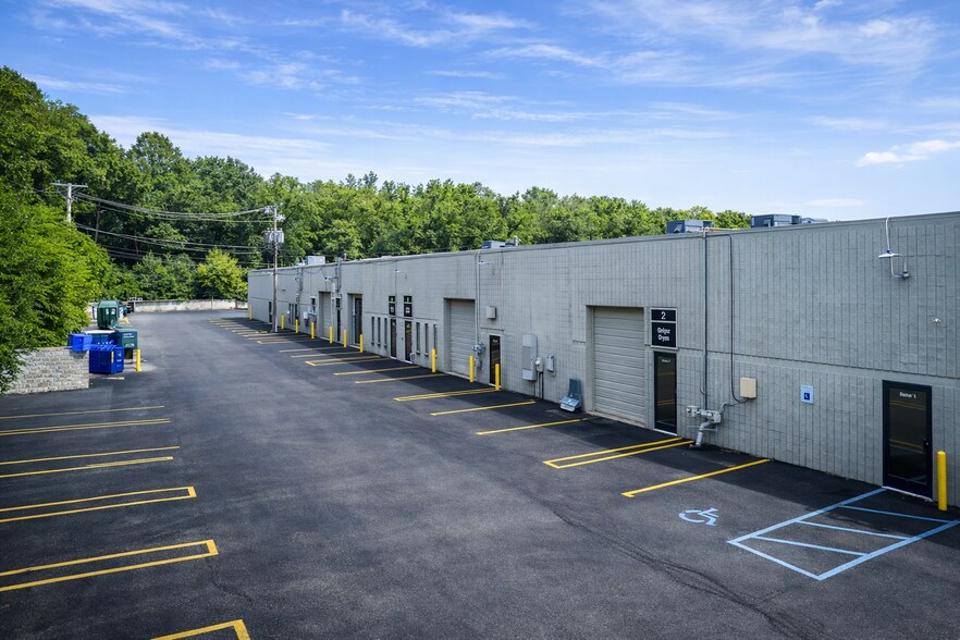 More Photos Of 21421 Hilltop St, Southfield Research And Development For Lease