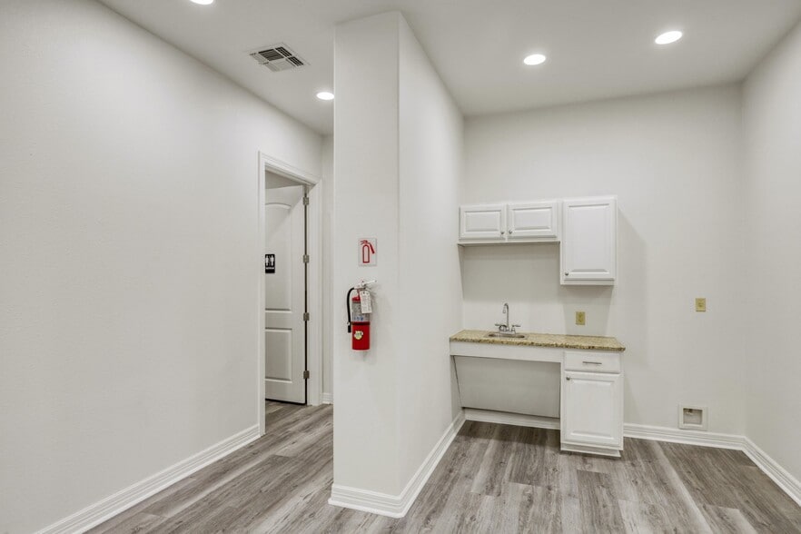 More Photos Of 5727 W I-10 Fwy, San Antonio Office For Lease