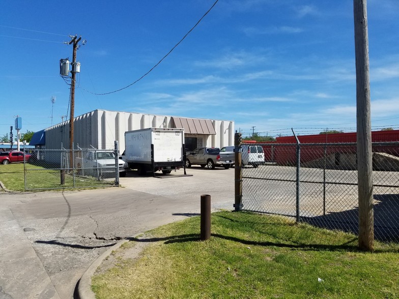 Primary Photo Of 3431 N MacArthur Blvd, Warr Acres Warehouse For Lease