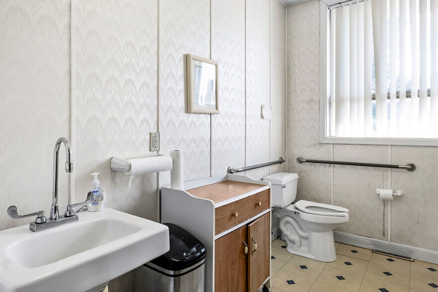 More Photos Of 125 High St, Taunton Office For Sale