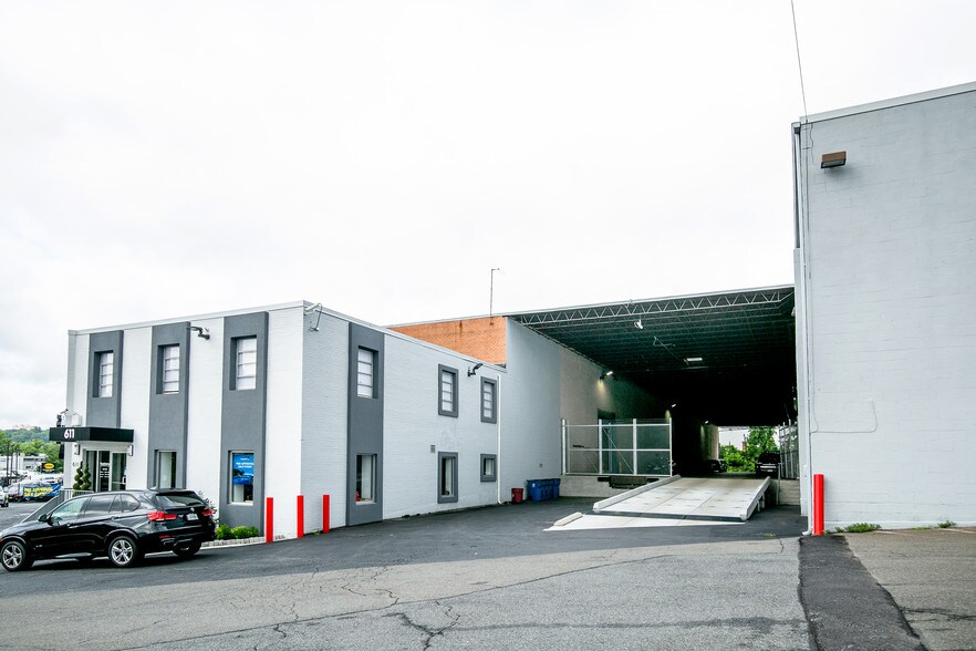 More Photos Of 611 S Pickett St, Alexandria Warehouse For Lease