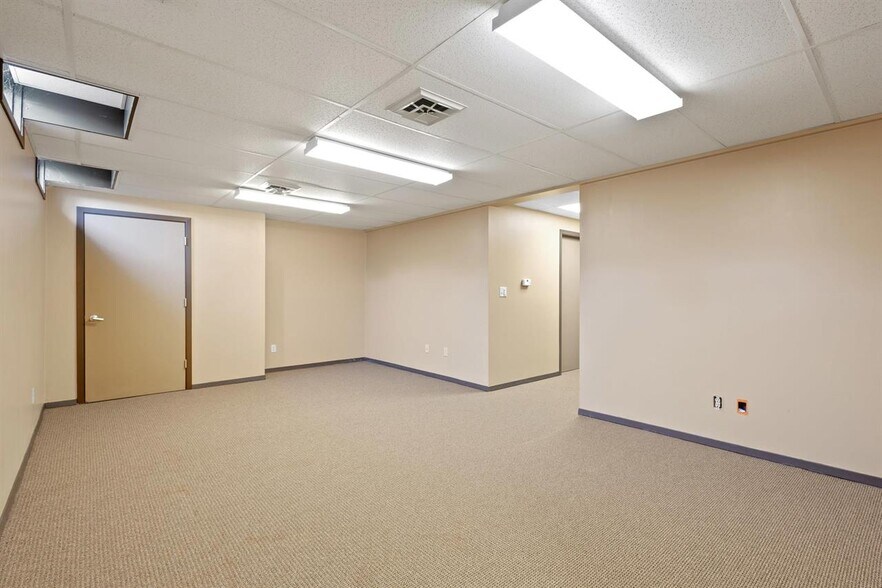 More Photos Of 2131 Calumet Dr, New Holstein Medical For Lease