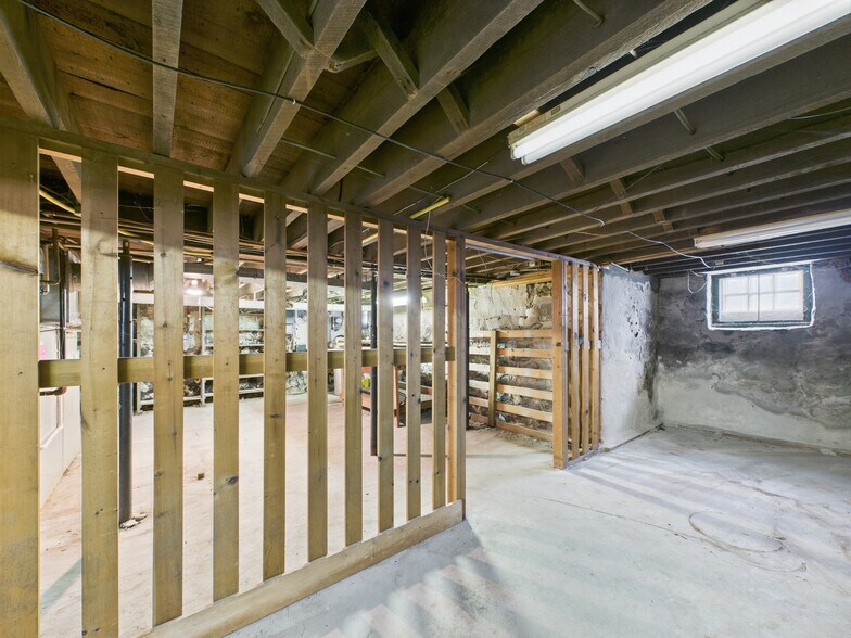 More Photos Of 40 E Genesee St, Auburn Storefront Retail Residential For Lease