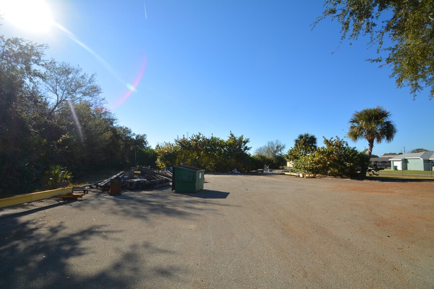 More Photos Of 440 Railroad Ave, Cocoa Distribution For Sale