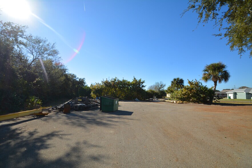 More Photos Of 440 Railroad Ave, Cocoa Distribution For Lease