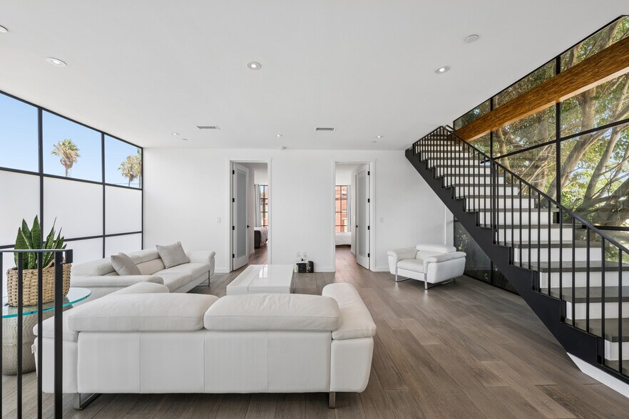 More Photos Of 1317 Cabrillo Ave, Venice Flex For Sale