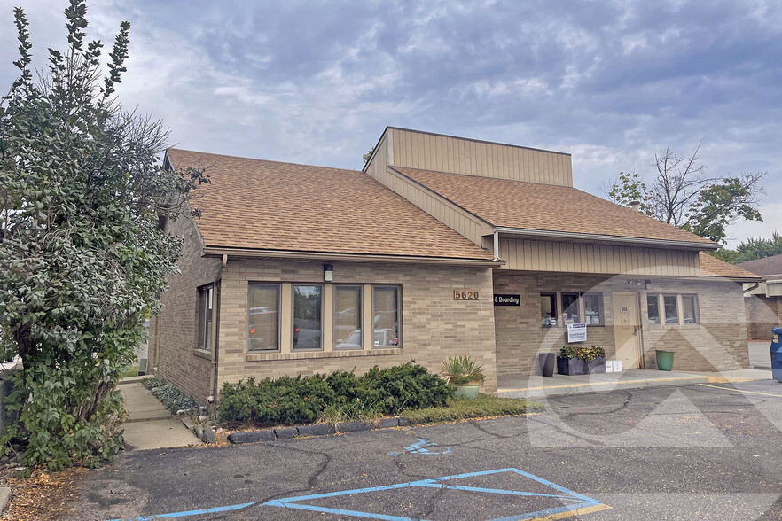 Primary Photo Of 5620 W Maple Rd, West Bloomfield Veterinarian Kennel For Sale