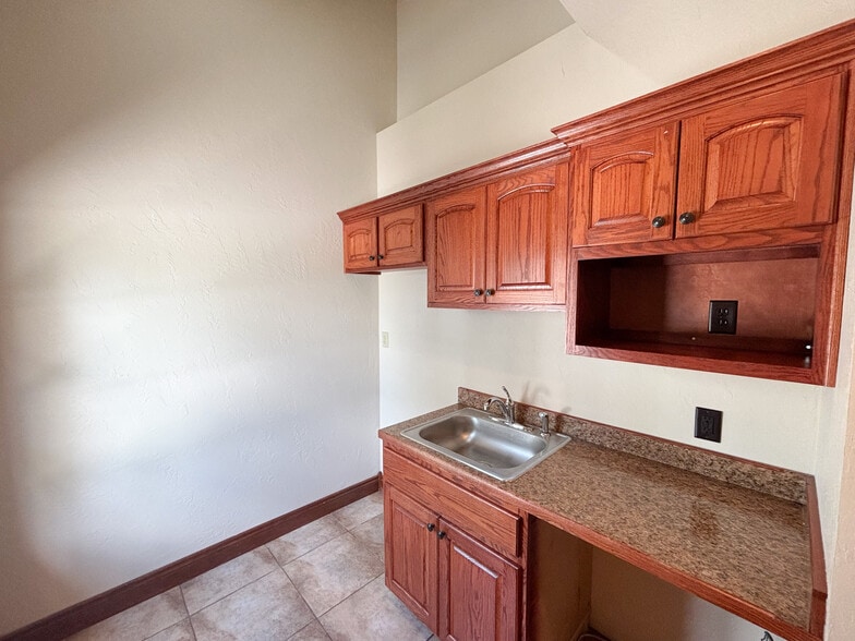 More Photos Of 2627 W Republic Rd, Springfield Office For Lease