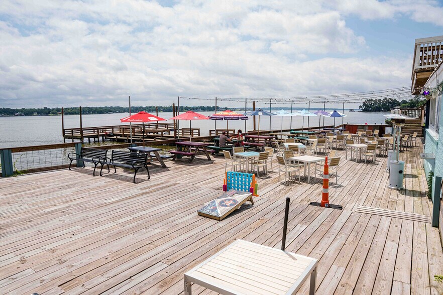 More Photos Of 371 Navaho Trl, Onalaska Restaurant For Lease