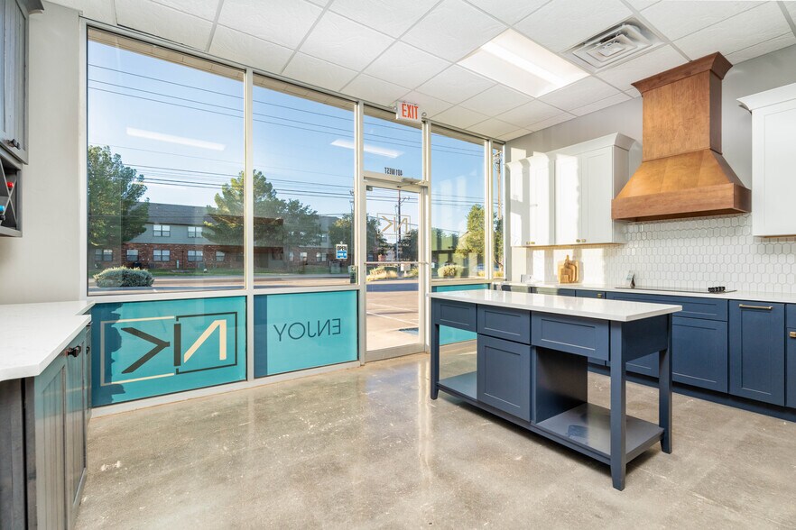 More Photos Of 5820 66th St, Lubbock Storefront Retail Office For Sale