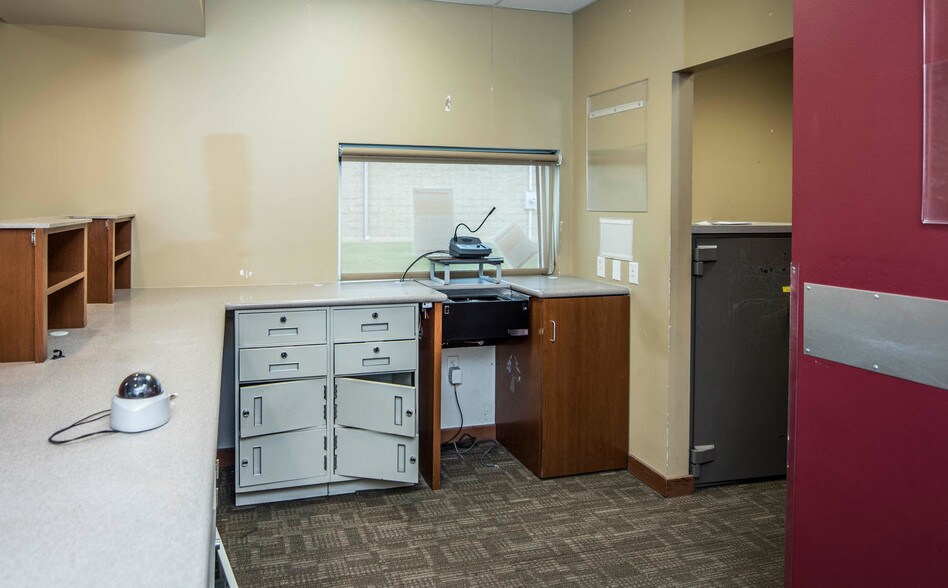 More Photos Of 300 Western Ave, Faribault General Retail For Lease