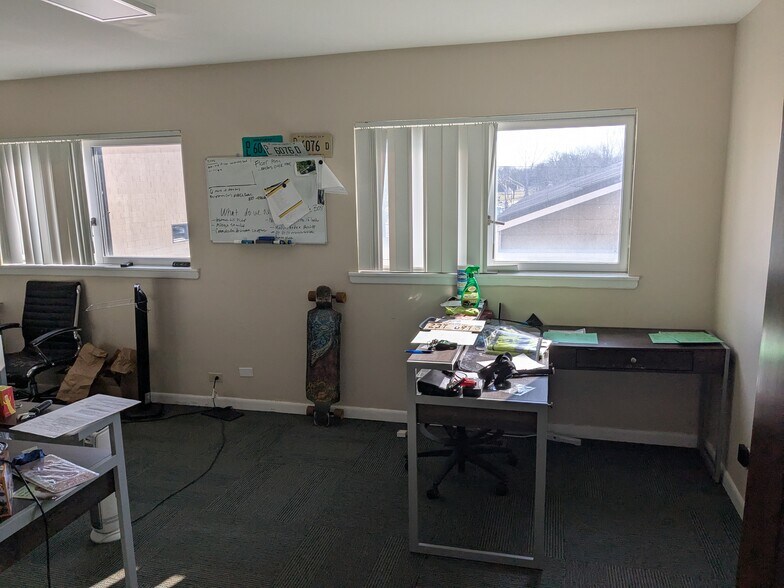 More Photos Of 6575-6577 N Avondale Ave, Chicago Service For Lease