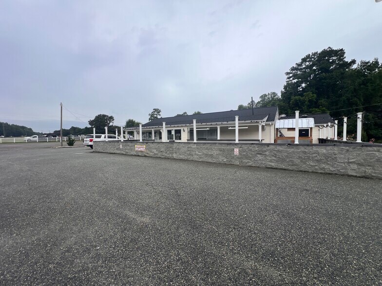 More Photos Of 15170 & 15182 George Washington Memorial Hwy, Saluda Restaurant For Sale
