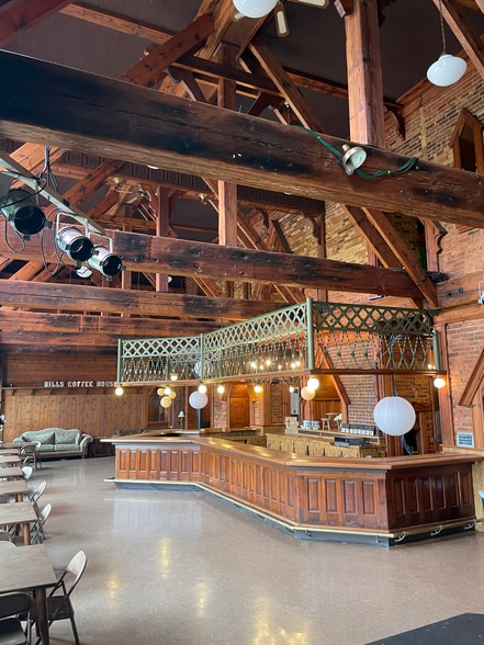 More Photos Of 448 Prospect St, Combined Locks Bar For Sale